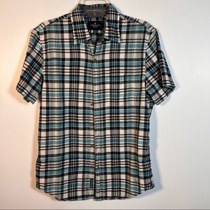 AMERICAN EAGLE OUTFITTERS Button down Shirt. Button down collar. Pocket.
